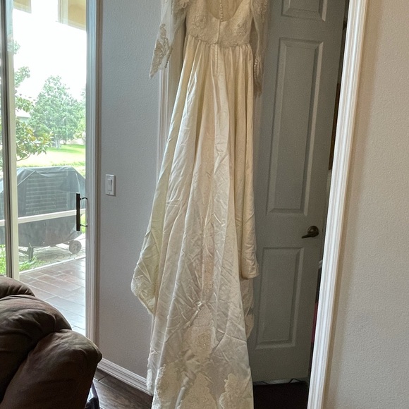 Size 2 white vintage comes with a white vail. - Picture 2 of 9